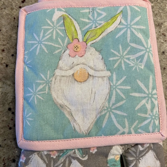 ModCloth oven mitt and pot holder in bunny gnomes pattern - Picture 3 of 4